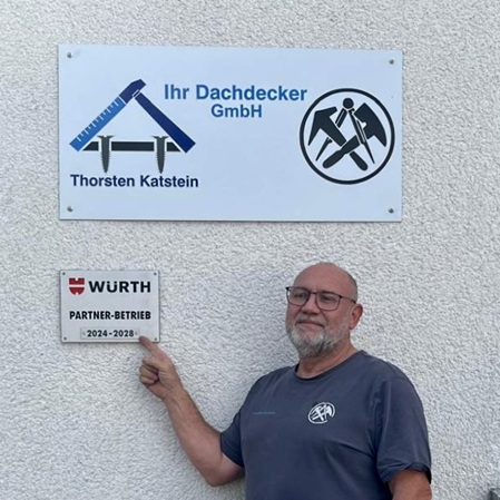 Auszeichnung zum Würth Partnerbetrieb - Thorsten Katstein vor dem Würth Schild